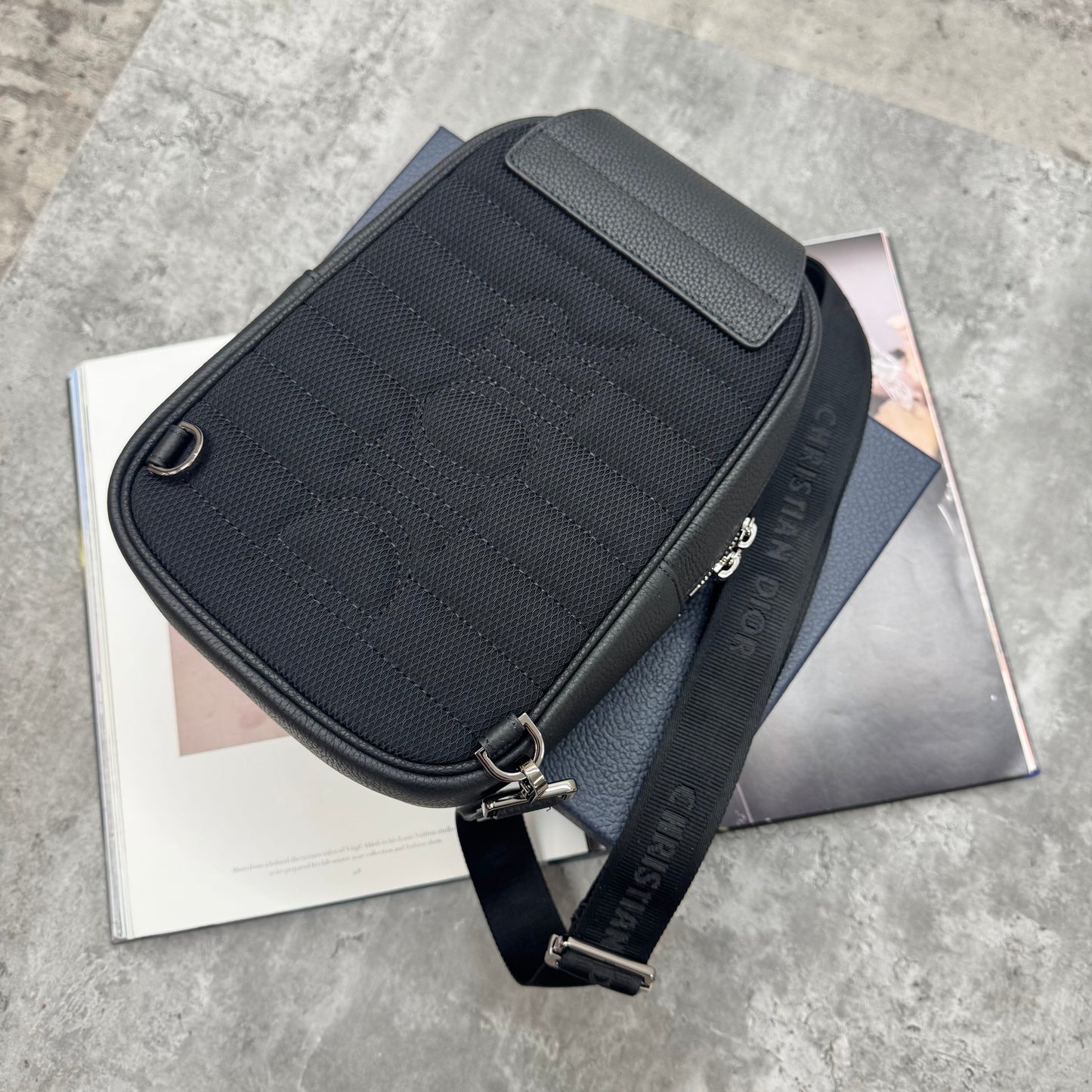 (PRE-ORDER) CD - OBLIQUE CROSSBODY BAG - BLACK