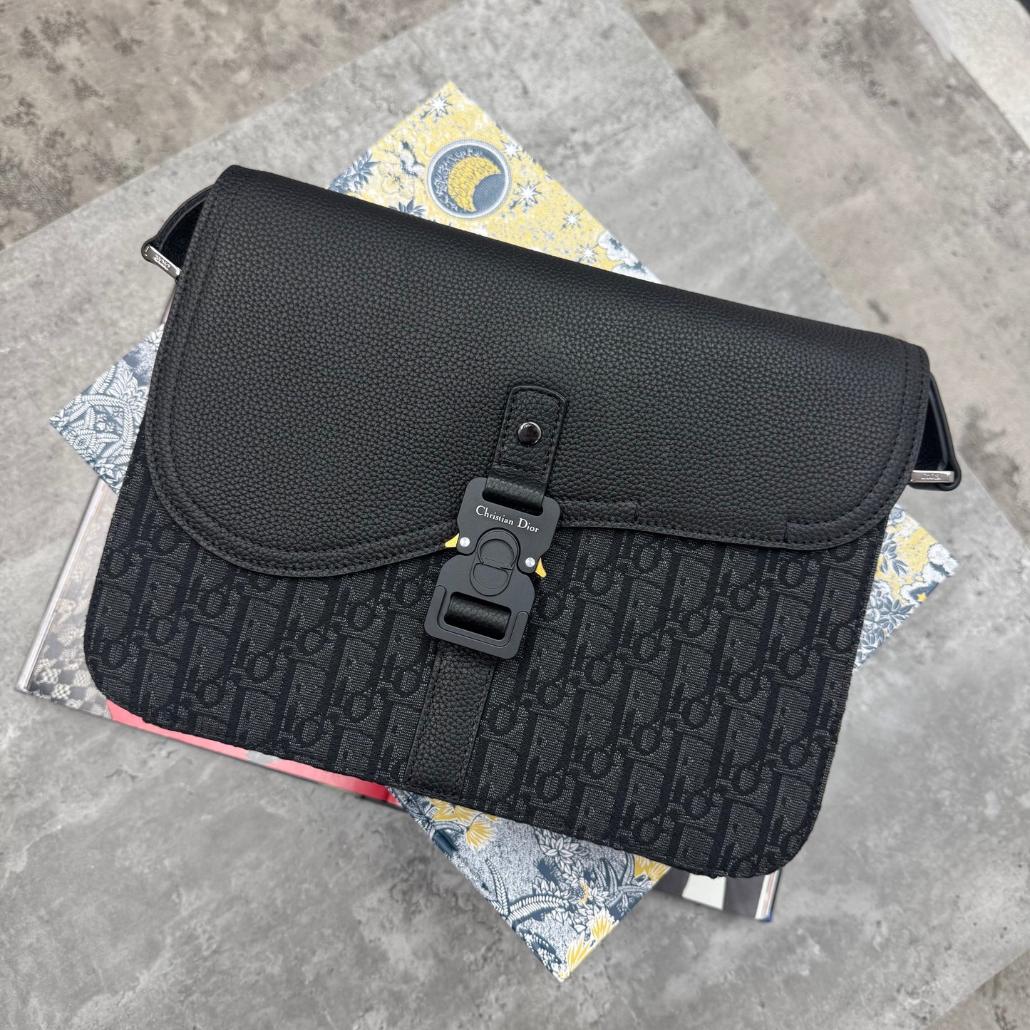 CD - OBLIQUE MEDIUM SADDLE BAG - BLACK