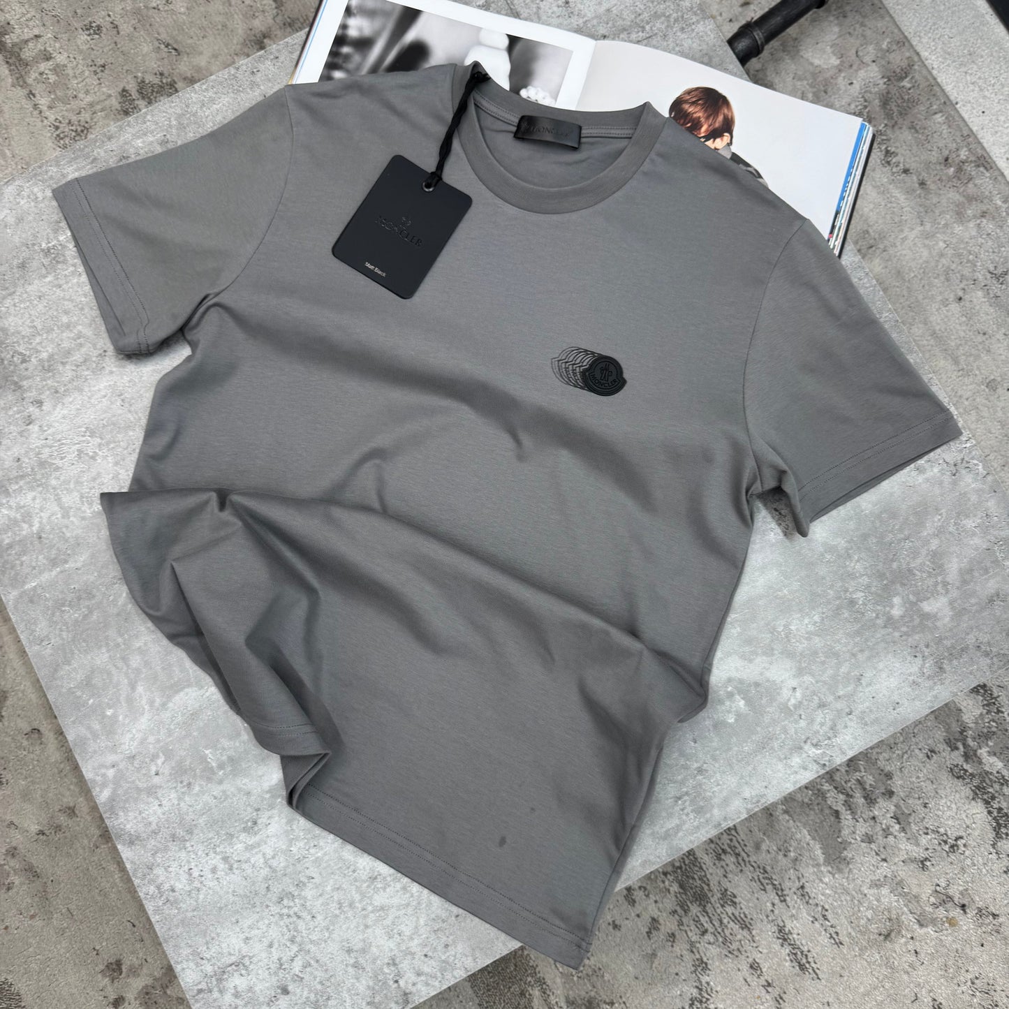 MNCLR - FADED BLACK BADGE T-SHIRT - CHARCOAL