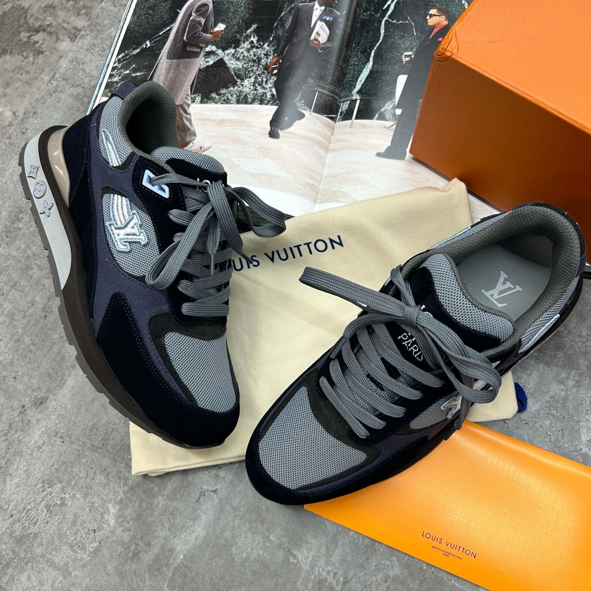 (PRE ORDER) LVE - RUNAWAY TRAINERS - NAVY/BLACK