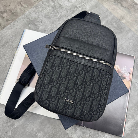 (PRE-ORDER) CD - OBLIQUE CROSSBODY BAG - BLACK