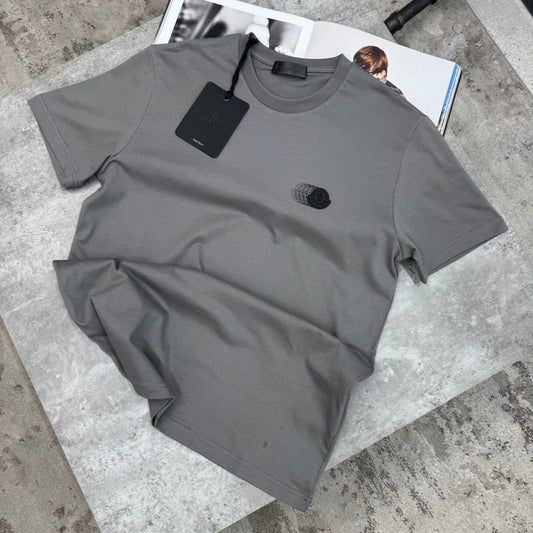 MNCLR - FADED BLACK BADGE T-SHIRT - CHARCOAL