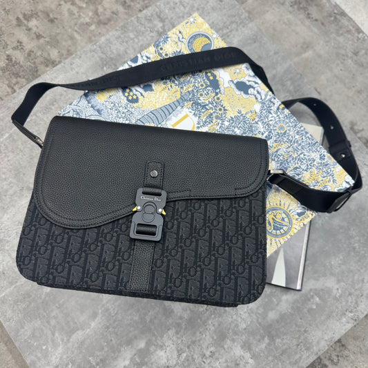 CD - OBLIQUE MEDIUM SADDLE BAG - BLACK